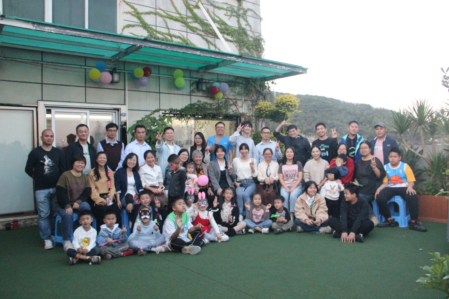 E:\lys\工作\综合部\公司重大活动、新闻\2023.11.28 家庭开放日&八十分大赛\网站\合照.JPG